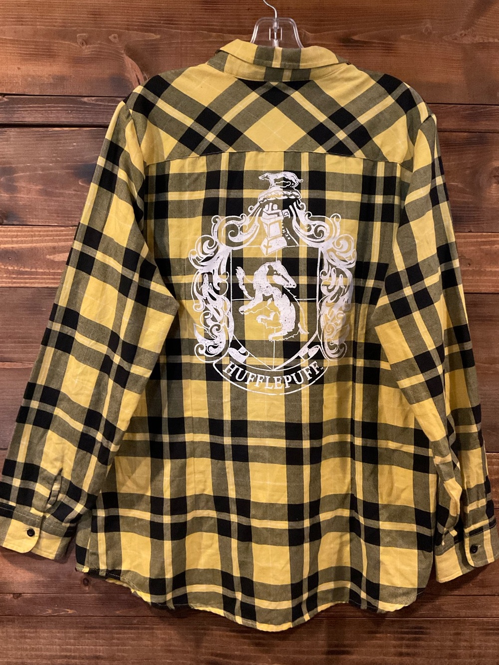 Men's Hot Topic Exclusive HUFFLEPUFF Plaid Button-Up Shirt XLarge w/PIN enamel